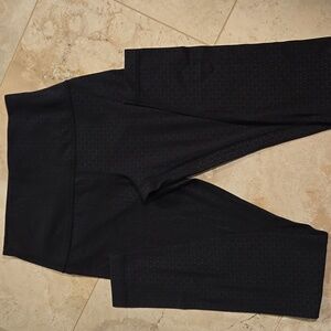 Lululemon NWOT Aligh HR 28 inch lattice work emboss black